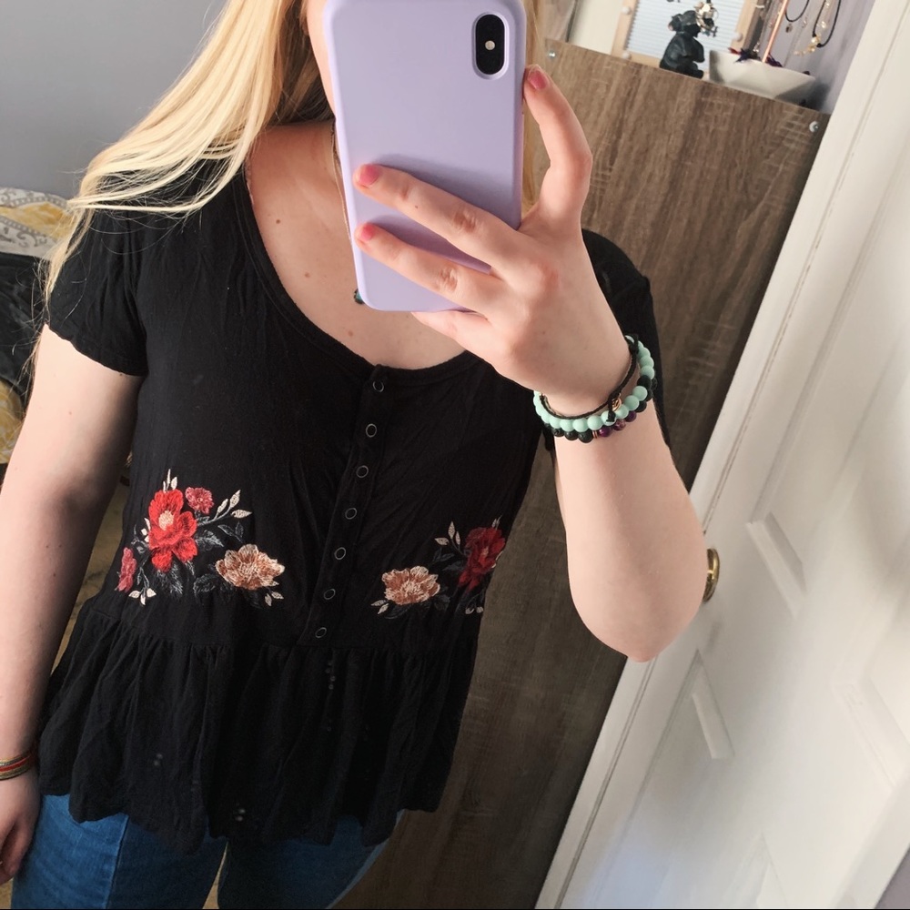 AMERICAN EAGLE scoop neck floral black shirt